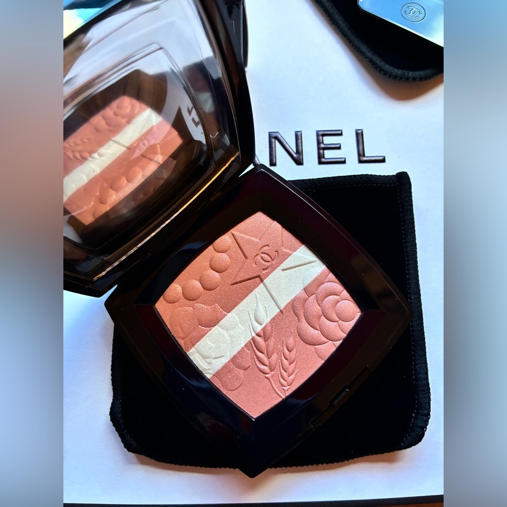 Chanel Les Signes 998 Pêche Lumière Illuminating Blush Holiday 2025